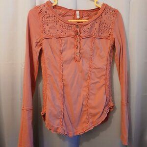 FREE PEOPLE Shell Lace Henley T-shirt Top XS Pink Scoop neck Gold Coast LS